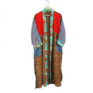 Robe longue florale en satin de soie 100% à col en V avec cordon de serrage, douce, respirante, style bohème, pour la détente, pyjama vintage, vêtements de nuit pour femmes - Product Image 1