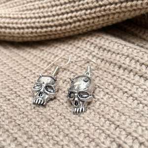 ต่างหูห้อยรูปหัวกะโหลกสไตล์โกธิค, ต่างหูทองเหลืองชุบเงินสำหรับผู้หญิง, ต่างหูห้อยสไตล์ดาร์ก, ต่างหูทองเหลืองสไตล์โกธิคขายส่ง - Product Image 3