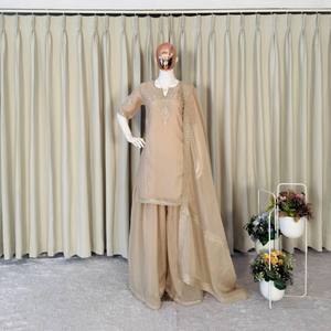 Ensemble haut et pantalon palazzo VASTRA COTTAGE en tissu créponné de créateur, brodé de sequins, avec dupatta et sous-vêtement micro, tenue de soirée - Product Image 3