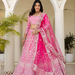 ชุดเลเฮนกาโชลีสีชมพูสุดหรู ปักลายละเอียดอ่อนด้วยผ้าตาข่ายลายผีเสื้อ วัสดุรีไซเคิล สไตล์ดั้งเดิม เหมาะสำหรับงานแต่งงานและงานเลี้ยง - Product Image 1