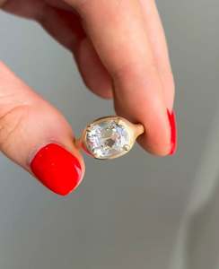 Bague solitaire à griffes sertie de diamant de laboratoire taille coussin antique 4 carats, certifiée IGI - Product Image 2