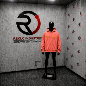 Sudadera con capucha rosa coral personalizada, estilo streetwear oversize, con logo bordado hecho a mano, cremallera completa, forro polar, unisex. - Product Image 3