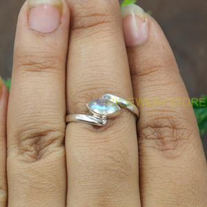 Bague en argent sterling 925 avec pierre de lune arc-en-ciel naturelle |   Bague ovale artisanale en pierre gemme pour femme, vente en gros, bijoux en pierre de lune pour elle - Product Image 4