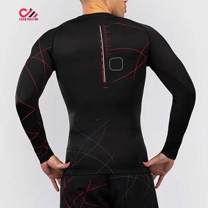 Créez votre propre rashguard à manches longues avec impression de logo personnalisée, rashguard uni de haute qualité pour hommes, en vente. - Product Image 2