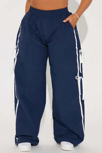 Pantalon large imperméable en nylon bleu marine avec taille élastique, détail nœud latéral et rayures contrastées pour femme - Fournisseur OEM - Product Image 2