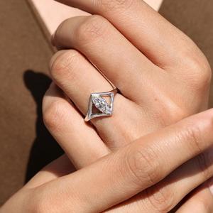 Anillo de compromiso solitario de oro macizo con diamante talla marquesa y diseño geométrico abierto, moderno, de espacio negativo, de lujo, regalo de alta gama - Product Image 4