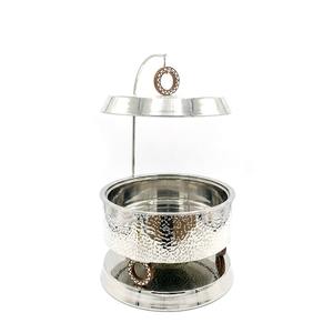 Plat de service de luxe en acier inoxydable martelé avec couvercle suspendu et accents en bois pour buffets, traiteurs et services de mariage - Product Image 5