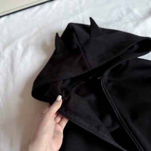 Nuevo Diseño Sudadera con Capucha Corta para Mujer Estilo Y2K Gótico con Cuernos de Diablo Negros, Cremallera y Acento de Cuerno 3D, con Dobladillo Elástico Fruncido - Product Image 4