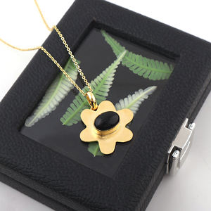 Collar minimalista con colgante floral de ónix negro ovalado, cadena con textura cepillada y chapado en oro de 18k. - Product Image 5