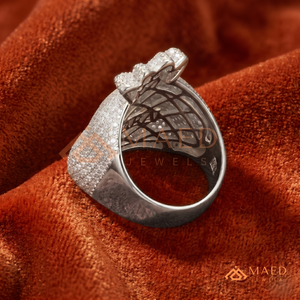 ผลงานชิ้นเอก "ถุงเงิน" – แหวนเงินประดับเพชรทรงบาแกตต์ MAED Jewels: ลายเซ็นถุงเงินทรงบาแกตต์สีเงิน - Product Image 4