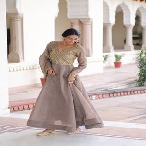 Vestido de Diseñador VASTRA COTTAGE con Lentejuelas y Bordado Zari, con Dupatta de Trabajo de Calico, Vestido Festivo - Product Image 2