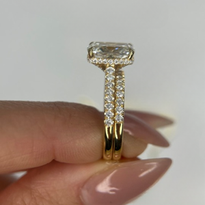 Anillo de compromiso con diamante cultivado en laboratorio de corte cojín alargado de 3.60 quilates, certificado por IGI, con halo oculto y banda de diamantes a juego. - Product Image 6