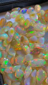 Opales naturelles brutes, formes variées, polies, effet de jeu de couleurs, pour la création de bijoux - Product Image 3