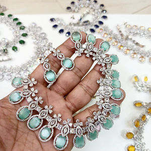 Ensemble de collier de mariée en CZ, finition argentée avec pierres vertes en forme de goutte, ensemble de bijoux de mariage élégant - Product Image 1