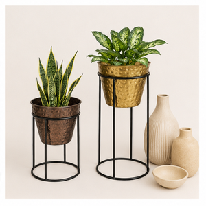 Juego de 2 Macetas Modernas de Lujo en Metal Dorado Martillado con Soporte de Hierro Negro, Elegantes Macetas Decorativas para Interiores, para Sala de Estar - Product Image 2