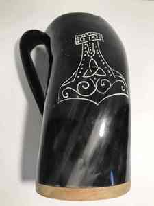 Mug en corne de buffle naturelle polie gravée, fait main, motif animal viking, avec logo personnalisé, style médiéval, taille moyenne - Product Image 6