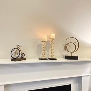 Sculpture abstraite moderne finition or, idéale pour la décoration de bureau, les zones de réception et les intérieurs d'entreprise, provenant d'Inde. - Product Image 3