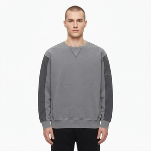 Sudadera Gris para Hombre con Cuello Redondo y Mangas en Contraste Oscuro, Efecto Lavado, Estilo Casual Urbano - Product Image 1