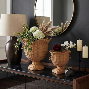 Ensemble de pots à plantes sur piétement en rotin tressé élégant avec bord festonné, supports décoratifs pour plantes pour la décoration intérieure. - Product Image 6