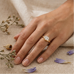 Anillo de Compromiso Solitario de Moissanita con Corte Pera en Oro de 14K, Anillo de Diamantes Minimalista para Mujer, Elegante Anillo de Promesa para Aniversario de Bodas - Product Image 5