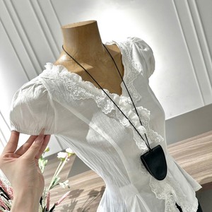 Elegante Conjunto de Dos Piezas para Mujer, Top Blanco Casual con Encaje y Falda Midi Negra, Corte Regular, Manga Corta - Product Image 2