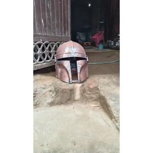 Casque de chevalier médiéval en métal avec finition peinte pour collection et exposition artistique - Product Image 1