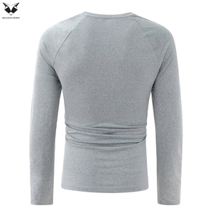 T-shirt décontracté à manches longues et col rond pour homme, couleur unie, design simple, tissu premium tendance - Product Image 3