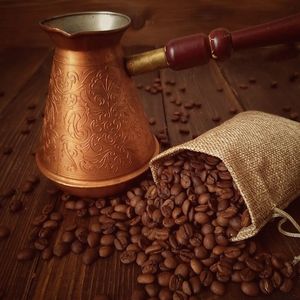 Cafetera Turca de Cobre Hecha a Mano, Redonda, con Asa de Madera, Diseño Tradicional Vintage para Café y Té - Product Image 1