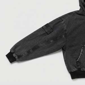 Sudadera con capucha de mezclilla lavada oversize con cremallera y parche de bandera, estilo urbano unisex, diseño de manga con dobladillo sin rematar, sudaderas con capucha para hombre, estilo otoño - Product Image 4