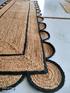 Alfombra de yute natural tejida a mano con borde festoneado para pasillo, tamaños personalizables, alfombra Aera y tapete trenzado festoneado de Aera. - Product Image 6