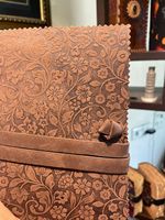 Cuaderno de Cuero Creativo Hecho a Mano NEW ERA, Diseño Floral en Relieve, Cuaderno de Lujo Marrón para Dibujar, Escribir y Regalar, A5