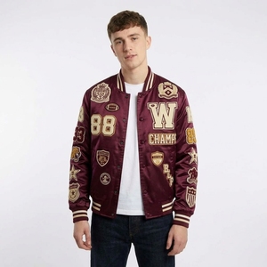 Veste de baseball universitaire personnalisée en satin noir pour homme, style streetwear, avec patch brodé contrastant - Product Image 2
