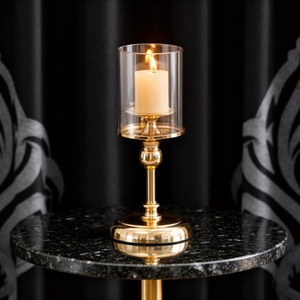 Élégant porte-bougie en métal doré avec un abat-jour en verre transparent, parfait pour une décoration de table et une ambiance élégantes - Product Image 5