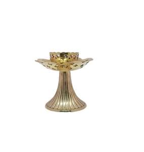 Candelabro de Metal de Lujo para Bodas y Eventos Festivos, Soporte de Hierro Dorado Pulido con Diseño Floral Vintage para Decoración del Hogar y Mesa - Product Image 1