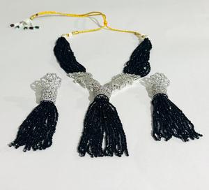 Parure de bijoux noire perlée avec collier pendentif en strass et boucles d'oreilles pendantes pour femme, idéale pour les soirées et la mode - Product Image 2