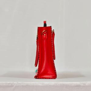 Sac fourre-tout en cuir véritable rouge avec embossage floral, design élégant, fermeture à fermoir, utilisation quotidienne, toutes saisons - Product Image 3