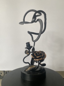 Estatua de Rosa de Hierro Forjado Khang Hung Phat, Pieza de Arte Decorativa con Acabado Pintado, Diseño Elegante para Decoración del Hogar y Jardín - Product Image 4