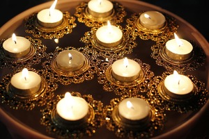 Portavelas Rangoli Dorado, Bandeja Decorativa Floral para Velas de Té, Centro de Mesa para Bodas y Festivales, Diya Hecho a Mano en India - Product Image 1