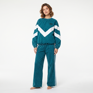 Conjunto Casual Personalizado de Sudadera Oversize con Cuello Redondo y Pantalones Rectos con Lavado Ácido y Diseño Chevron para Mujer - Product Image 1