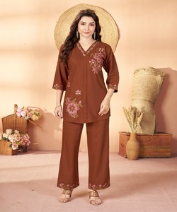 Conjunto de Kurta de Algodón Marrón para Mujer con Bordado Floral, Corte Holgado, Largo hasta el Tobillo, Estilo Casual de India y Pakistán 86775 DIVA-176 - Product Image 1