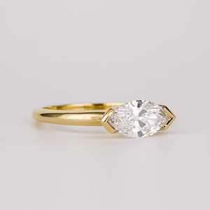 Bague de promesse solitaire en or 14K Au750 avec diamant de laboratoire taille marquise classique serti à griffes horizontales, faite sur mesure et artisanale pour mariage - Product Image 4
