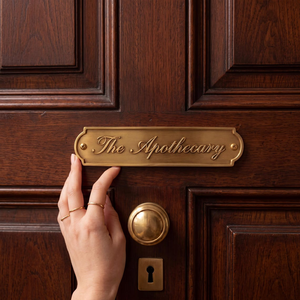 Plaque de porte personnalisée en laiton gravée sur mesure, faite à la main, pour la maison, le bureau, la chambre d'hôtel, l'entrée d'entreprise, ou comme panneau mural. - Product Image 5