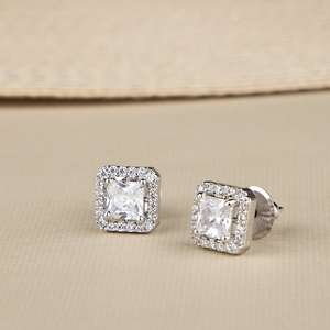 Boucles d'oreilles clous en moissanite étincelante 1+1 carats taille princesse, halo carré, fermoir pushback, en argent sterling 925, cadeau idéal pour demande en mariage - Product Image 2