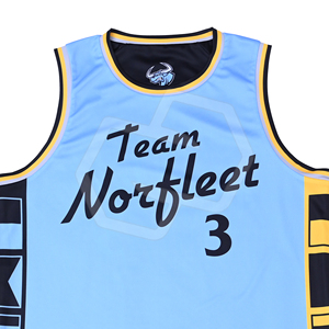 Uniforme de Baloncesto Azul Claro al por Mayor, Camiseta sin Mangas con Paneles Laterales Negros y Amarillos, Nombre y Número del Equipo Impresos Personalizados, Poliéster - Product Image 4