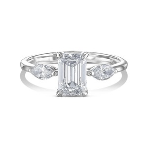 Anillo de Compromiso de Oro Blanco de 14K con Diamante Cultivado en Laboratorio de Corte Esmeralda de 1.20 CTW y Piedras Laterales en Forma de Pera para Mujer - Product Image 1