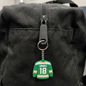 Porte-clés personnalisé en PVC en forme de maillot de hockey 3D imprimé, mini maillot de hockey sur glace, nom et numéro personnalisés, cadeau d'équipe, étiquette de sac, unisexe - Product Image 4