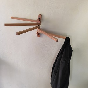 Porte-manteau mural en bois pliable avec barres horizontales pour vêtements et accessoires, idéal pour l'intérieur et le bureau - Product Image 2