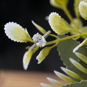 Bague de fiançailles en or blanc 14 carats avec diamant ovale de laboratoire certifié IGI, 1,30 ct D VVS2, bijoux de mariée certifiés IGI - Product Image 1