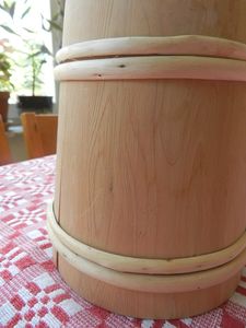 Verre à bière artisanal en bois de genévrier avec couvercle : Décoration rustique suédoise - Product Image 3