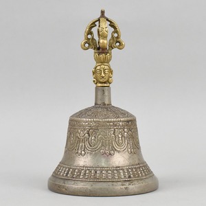 Cloche rituelle bouddhiste tibétaine contemporaine en métal avec poignée Vajra dorée et visage de divinité, portable, GLOSSY TOUCH ART - Product Image 1